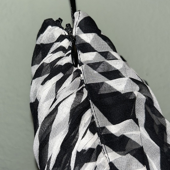 Light and airy beautiful dress you can use it strapless or as halter. - Picture 7 of 9